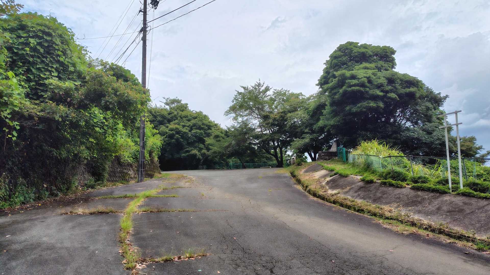 ずっと舗装路を使って展望地へ