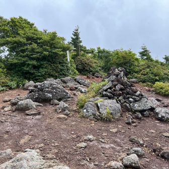 赤埴山（あかはにやま、標高1.430m）の山頂、磐梯山が目の前に見られます。晴れていれば、安達太良山、猪苗代湖も一望の眺めの良い山のようです