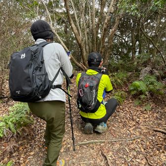 英山で山頂標識を撮るるいさんを撮る池さんを
撮る私😚