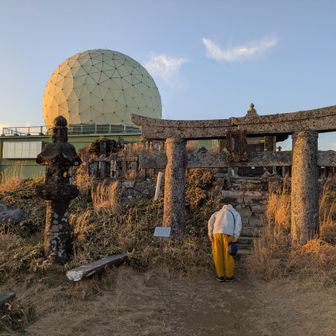 脊振神社上宮でご挨拶
レーダードームと鳥居が共存する山頂はちょっとした境界領域のように見える
不思議な場所だ
夕暮れ時ということもありやや恐ろしい😨誰もいないし