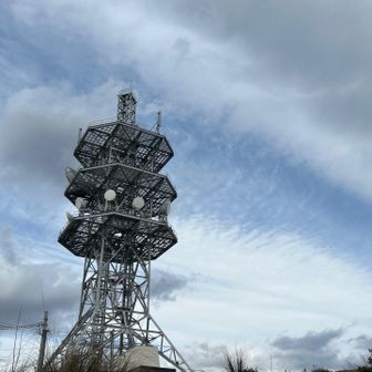 昔から山の上に見えていた電波塔を初めて拝見しました♪