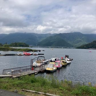 そして河口湖の湖畔に到着。
こちらの乗り場の右手には、、、