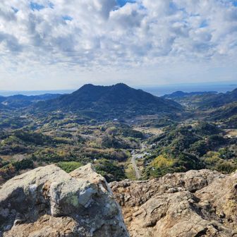 南峰山頂からの眺望
南峰までの鎖場は、妙義山の鎖が無い岩場よりも優しく、岩場慣れしている方には物足りないと思いますが、ザレており小石が落ちやすく、崩れやすい岩場なのでスリップ注意です。