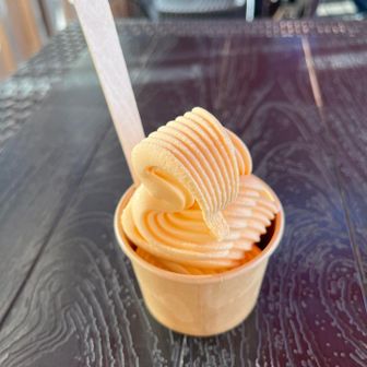 びわソフト❤︎さっぱりしてて食べやすくて美味
普通のソフトの形じゃなくてギザギザ◡̈