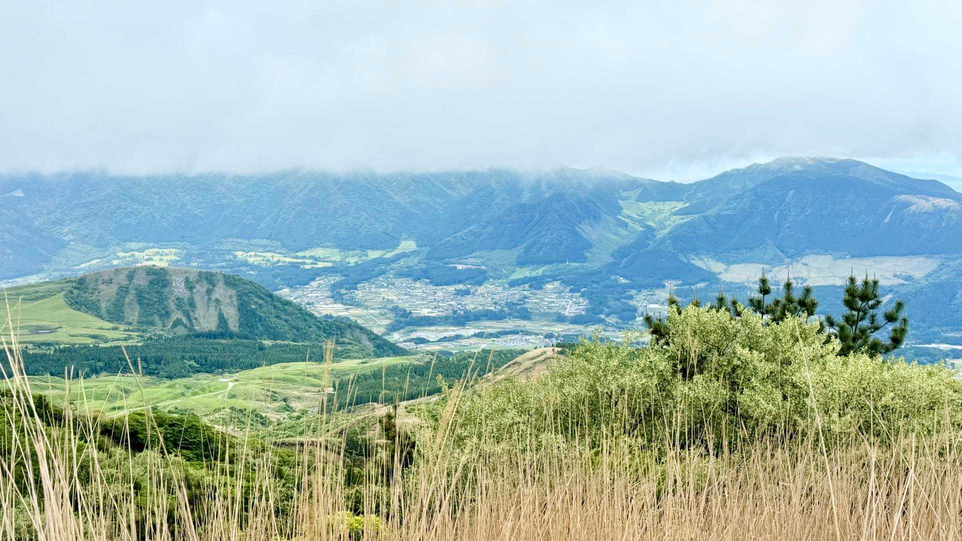 左手前に夜峰山、中央に冠ヶ岳、右に俵山ᨒ𖡼ᨒ