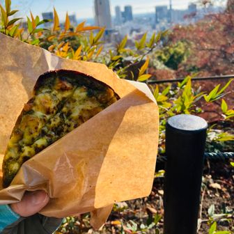 神戸生田中学校の横を通ると
パンのいい香りがしてのぞくと可愛いお姉さんがにこやかに招いてくだっさっので、思わず焼きたてパン( Pane  Ho  Maretta  で　ジェノベーゼ⁇⁇ )  買って　冷めない前にいただきます。