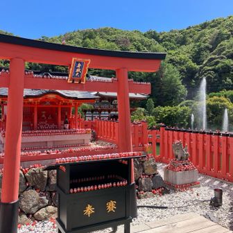 だるまさんで更に真っ赤な弁財天様