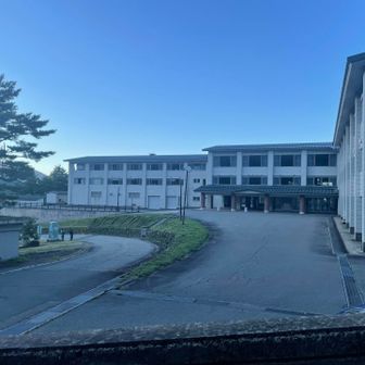 6時半前に青少年自然の家に到着、久しぶりに来たら登山者用駐車場が出来てました😲いや、本当に有り難いです😊
てか、一番乗りで露払いはヤダなー😅なーんて思ってたら既に6台の先客😳
いやー、ありがたいありがたい（・∀・）ﾆﾔﾆﾔ

※因みに、林道法恩寺線は通行止め🚧です