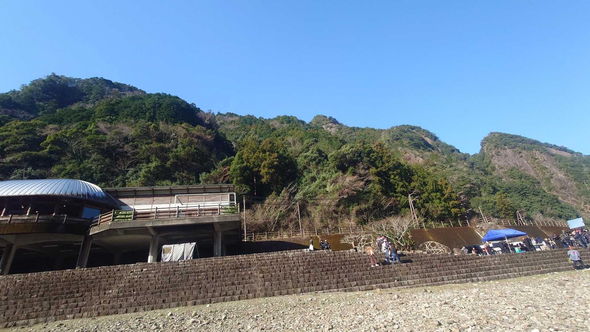古座川の南側、あそこあたりが嶽の森山。あの山の稜線を歩くのかな