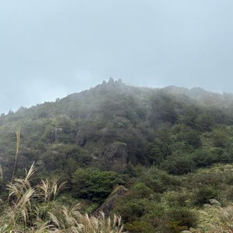 ガスガス、間もなく山頂