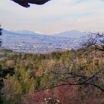 右子持山・・・なだらかな山容。険しいイメージだったけど。真ん中に谷川岳が真っ白白。左が、三並山って初めて聞く。小野子山・中ノ岳・十二ヶ岳の総称らしい。