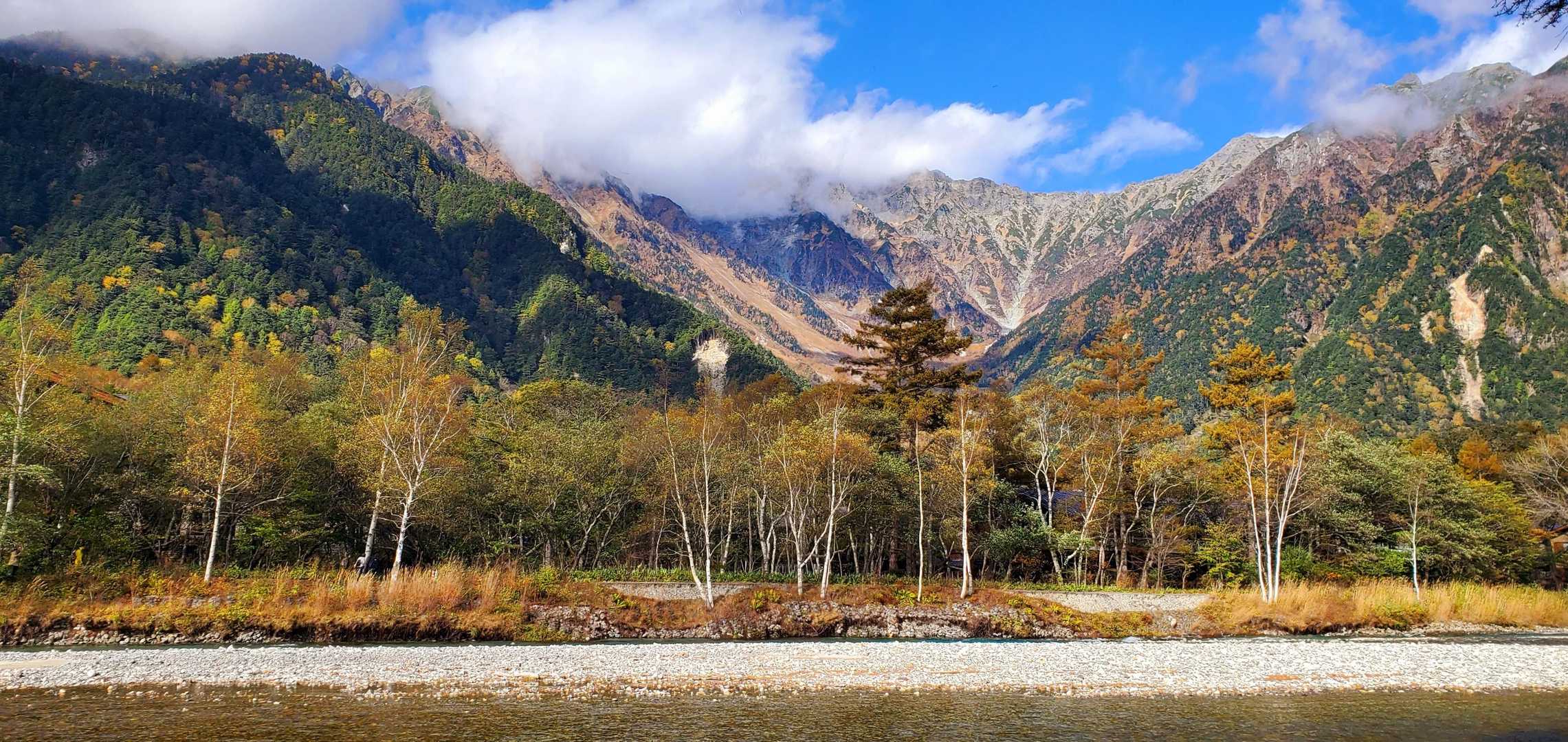 梓川河川からの
岳沢を望む