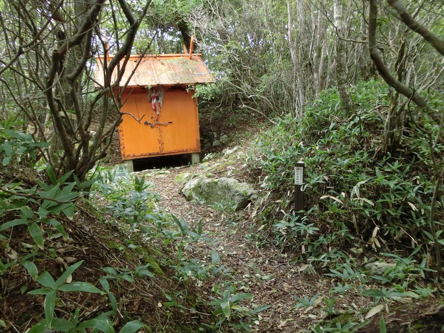 西、祈祷が原の東、山頂脇と3つあるオレンジの神社？は全て戸が閉まっていた。
この写真の建物あたりから祈祷が原が見下ろせたらいいなと思っていたけど視界は開けておらず残念。