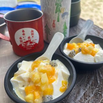 デザートにいただいた杏仁豆腐フルーツのせ🥭冷たくて美味しい💕