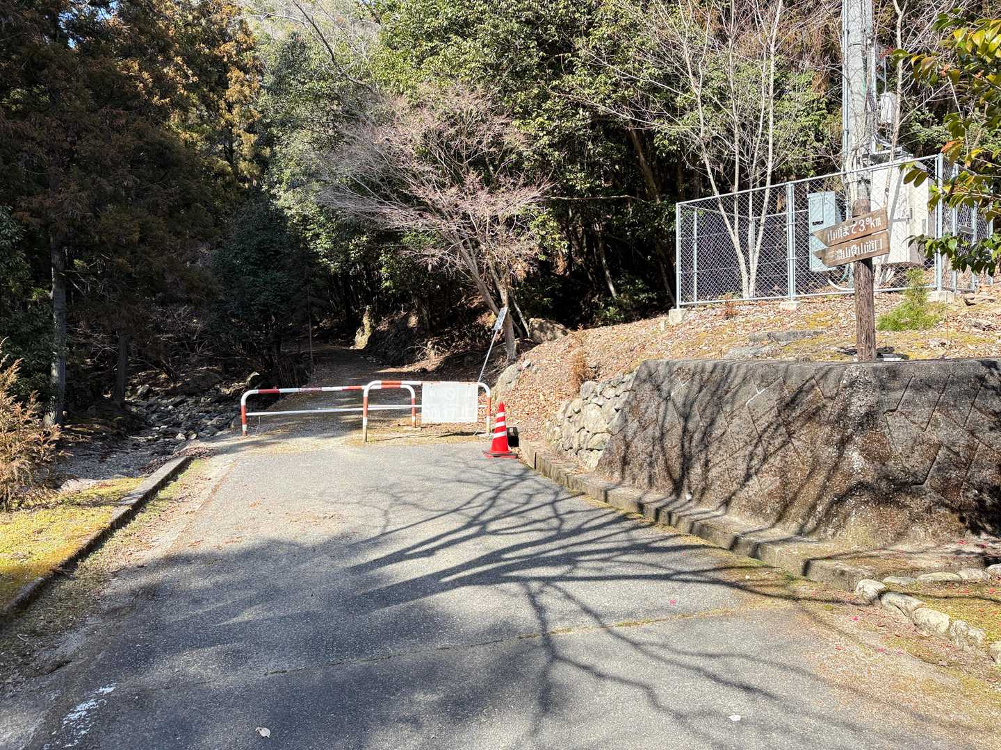 バリケードを通って下山