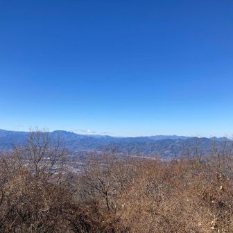 両神山、遠くに蓼科山