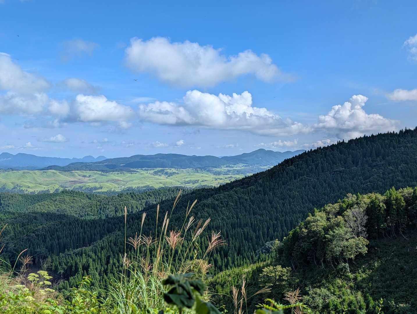 日出生方面。
一番左奥端に鹿嵐山（九州百名山）…ギリ写ってない？💦