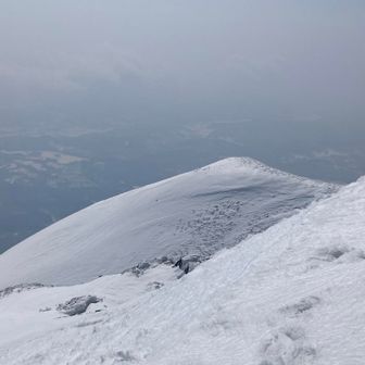 山頂からの鳥海山。下ってる人がいる
