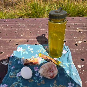 さあ、軽食。下山メシ食べたいから軽めに