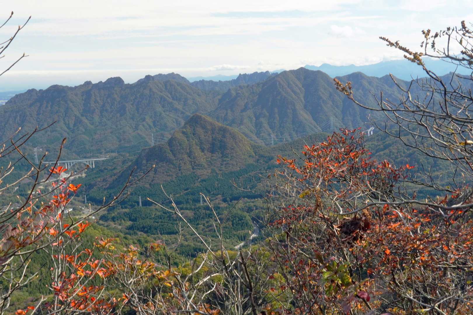 東には三角の稲村山、その向こうには裏妙義の山並みが