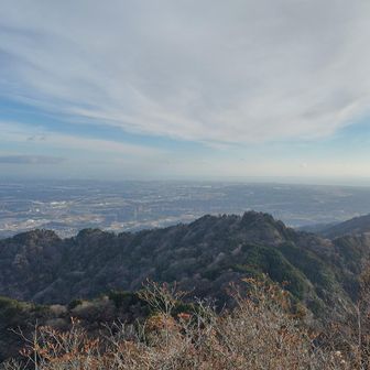 東方、鈴鹿市から伊勢湾
そのはるか向こうには見えはしないが中央アルプスがある
今年はとうとう長野デビューもした
今から手前に見えている小雀の頭行こう