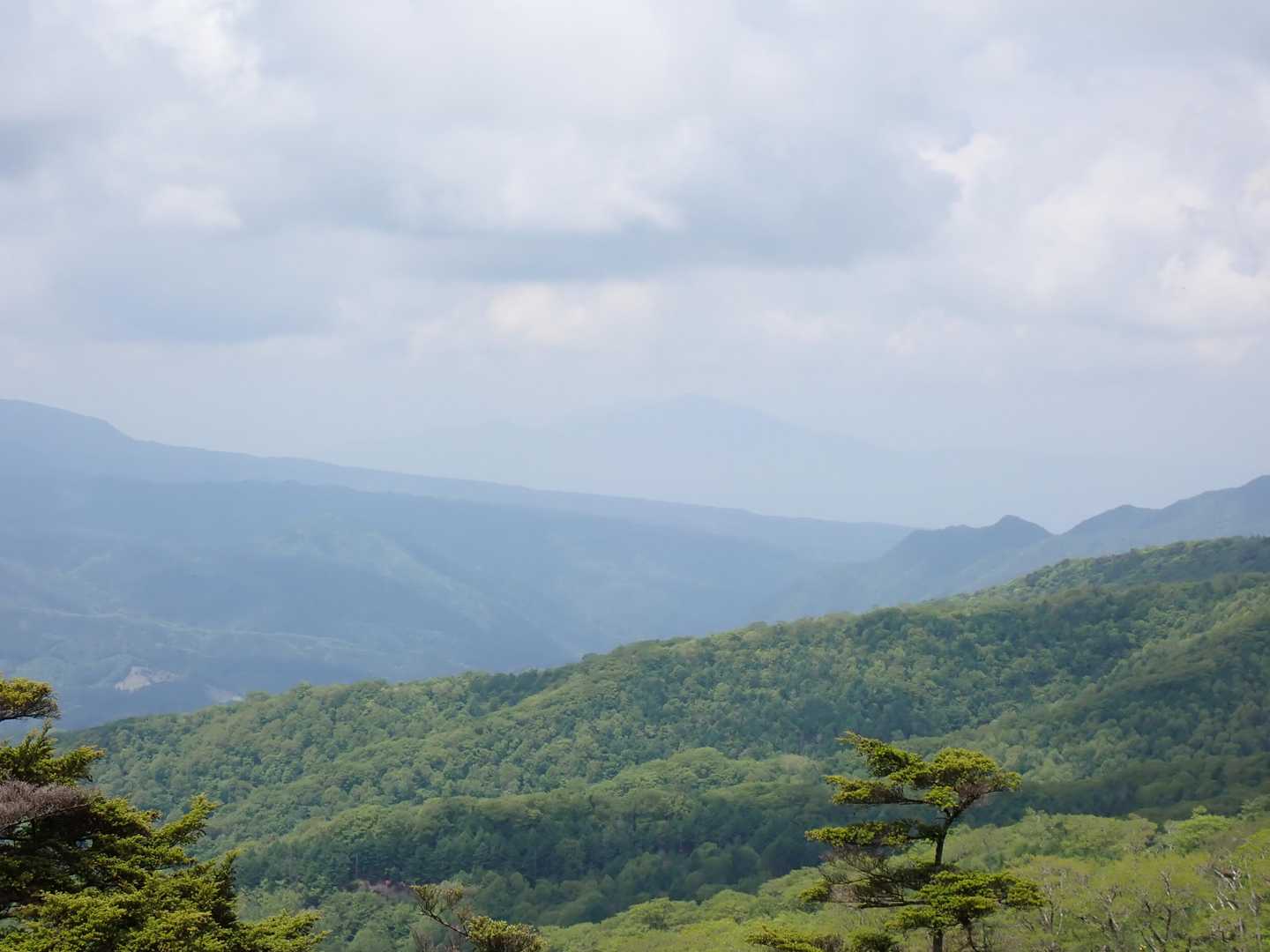 うっすらと見えているのは浅間山か。