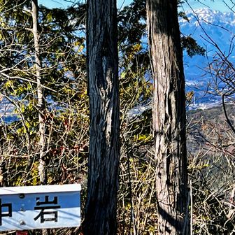 御嶽山からアップダウンの激しい岩場が続いていました