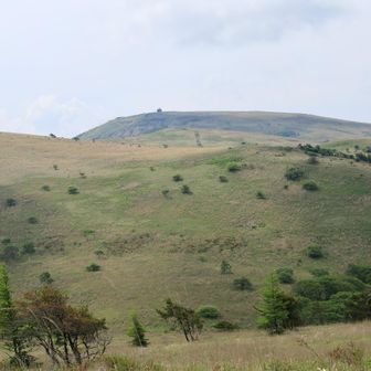霧ヶ峰らしいのっぺりとした山々。