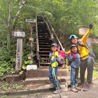 予定通り11時前に下山👍🏻

タフで疲れを全く見せない子どもたち😆
そのパワフル＆安定感のある歩きっぷりに、お母さんも度肝を抜かれたようでした😄
