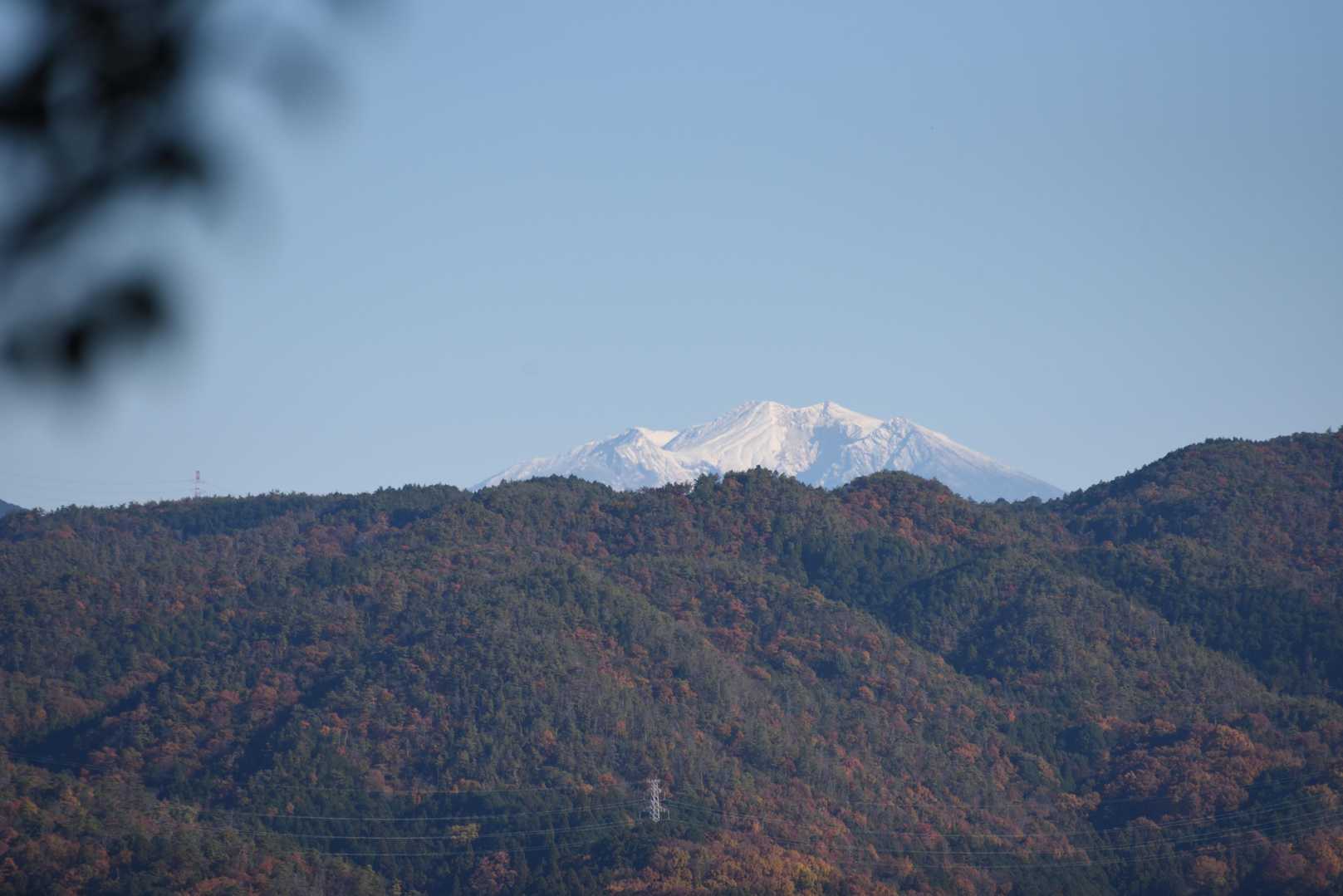 🍂に足を滑らせながら東尾根を登った先、
振り向くと御嶽🏔️
イイね❗️