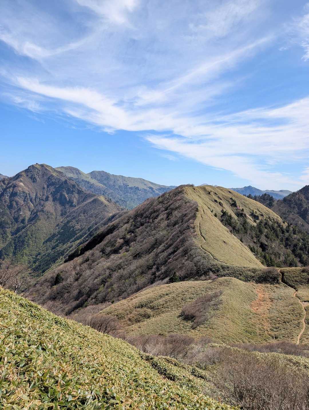 振り返って
寒風山　笹が峰
ちち山　冠山　山容
奥に赤石山系