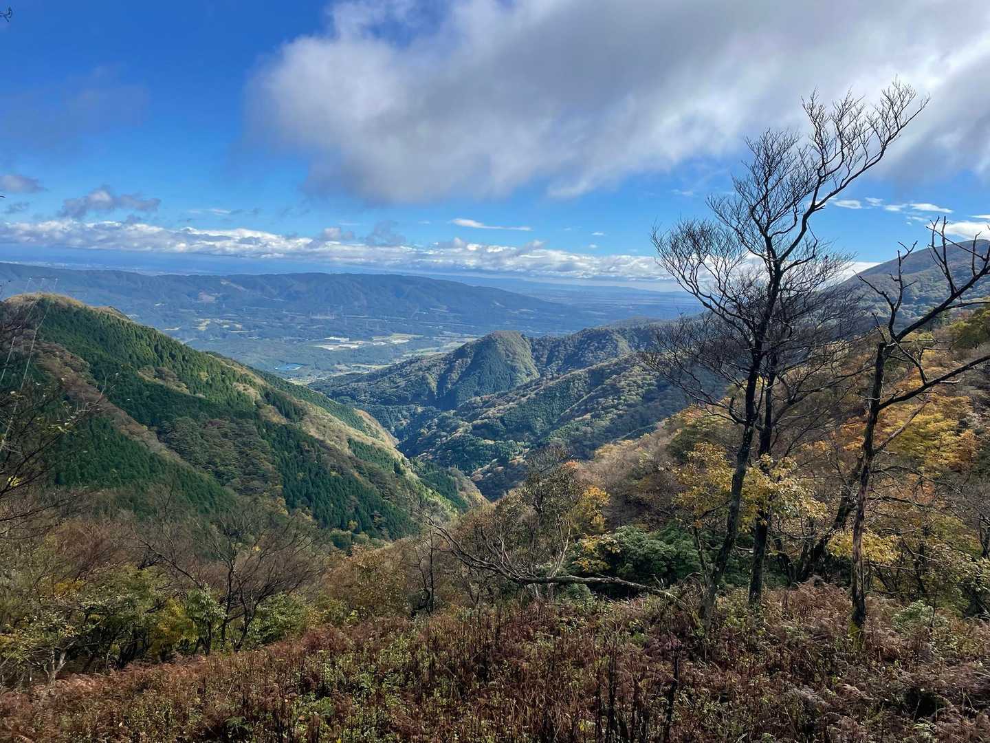 遠くに多度山、山あるあるで下界は晴れてます😁
