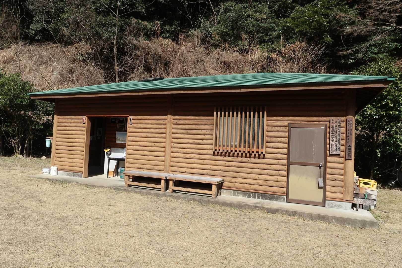 山小屋
めちゃ綺麗、ここからの景色も素晴らしく、休憩にもってこいの場所です
ここまで車で上がってこれます