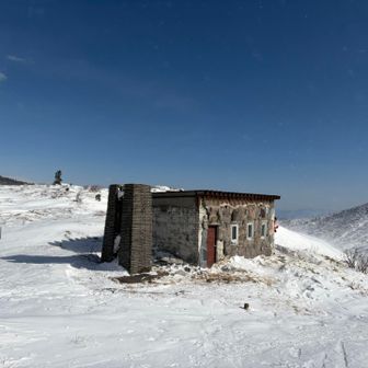 山田峠避難小屋（閉鎖中）