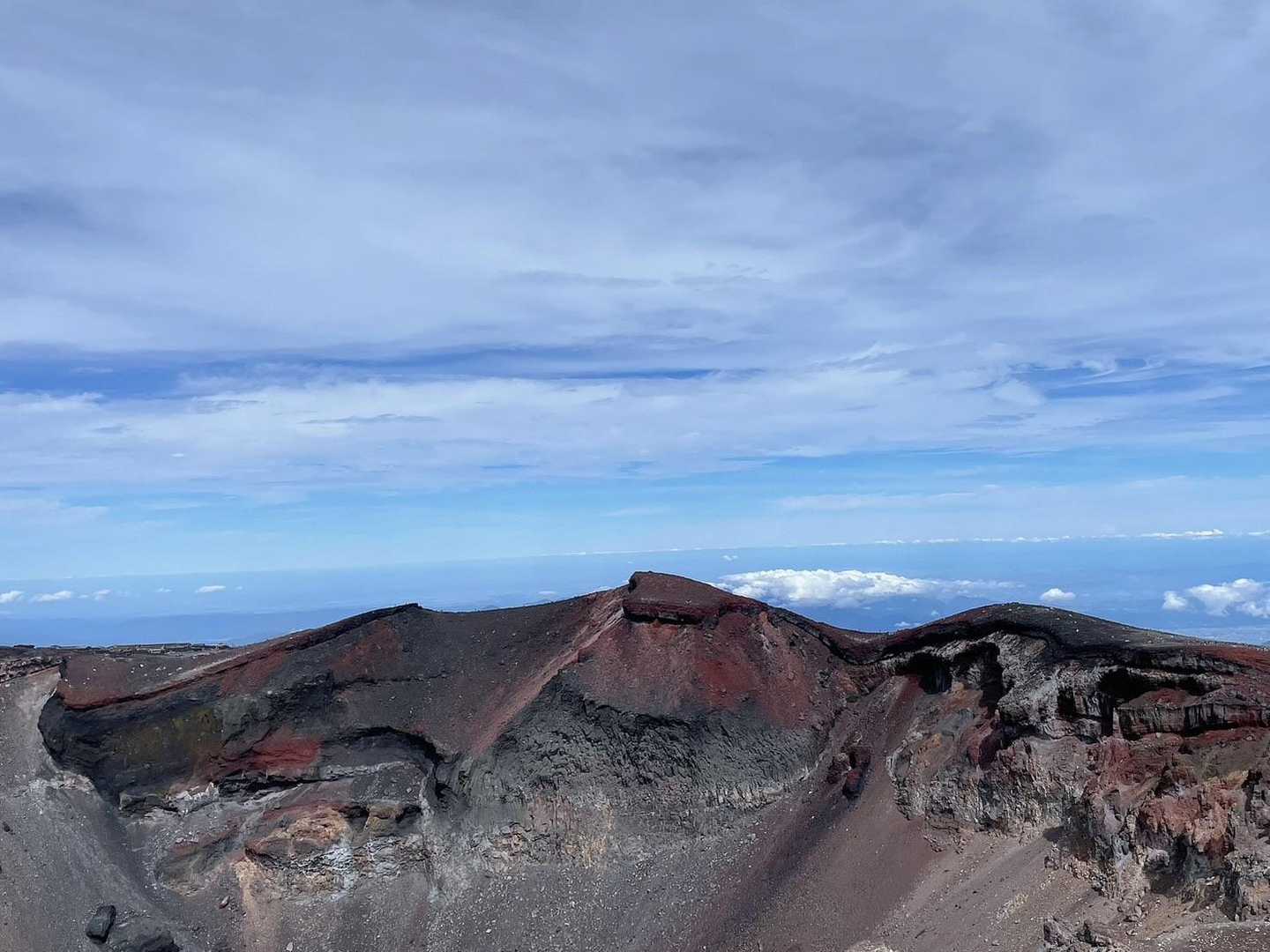 いわずと知れた日本一の高峰へ。山小屋が多く救護所もある人気ルートからの写真