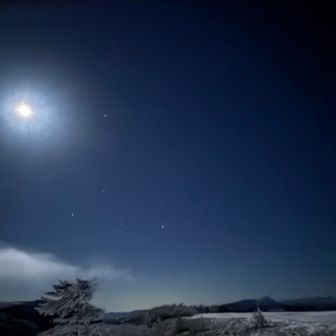 この日が年内最後の満月だったそうで、、、そうとも知らずにあまりに綺麗で部屋から撮りまくり。星が多い！