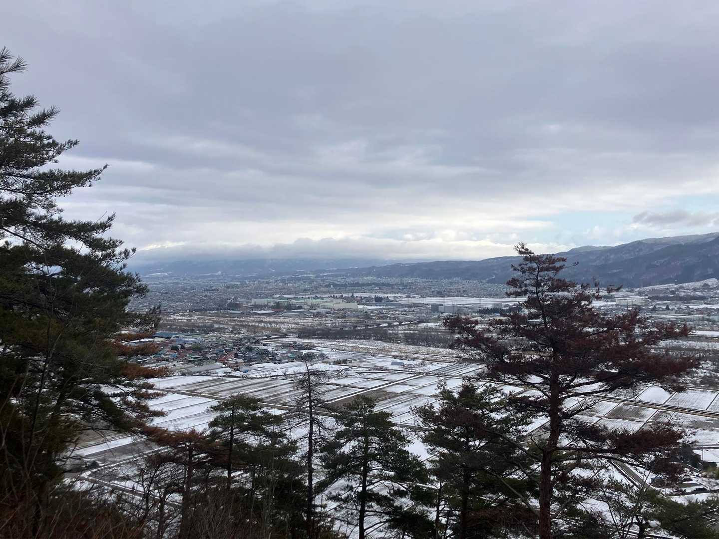 羽黒山頂より　今日は磐梯山は雲の中です…