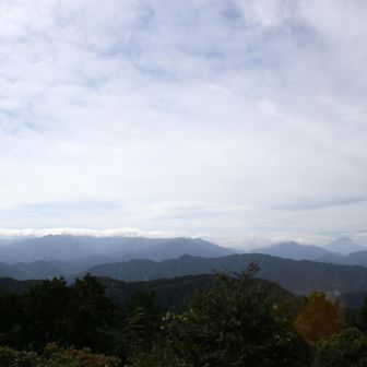 丹沢山塊と富士山