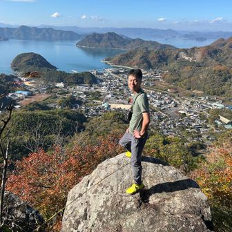 低山ながらいい眺め♫
一昨日にもこんな感じの景色は見たけど、島が違えばまたちょっと趣も違うね😊