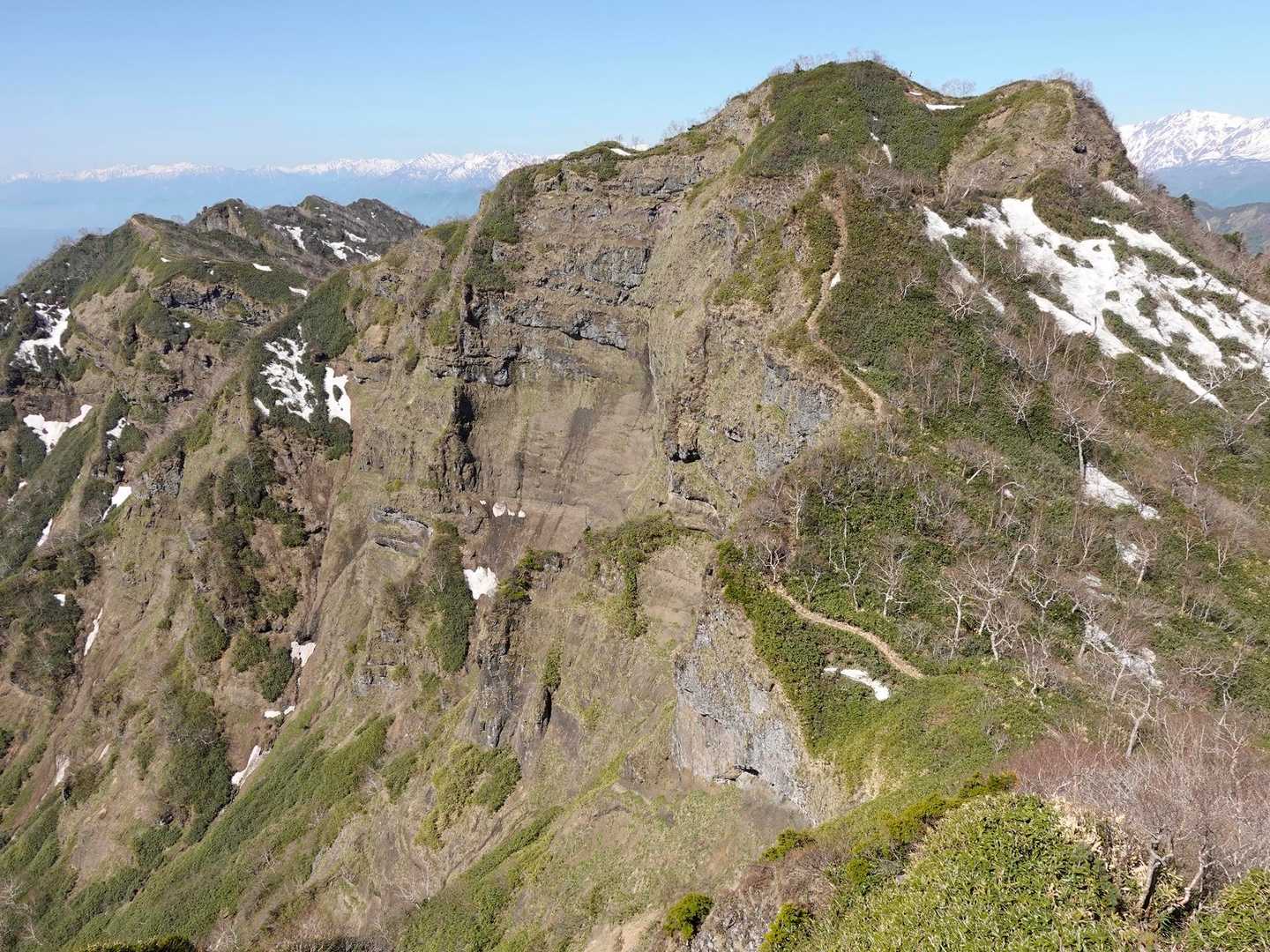西岳から第三峰まで見える👀
第一峰から第三峰は往復7時間とか😂