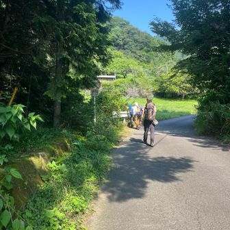 練習会の日も朝からいい天気！
弁天岩に行く途中、丹沢の石に詳しい会員のKさんが「ちょっと寄り道させて」と川の方へ