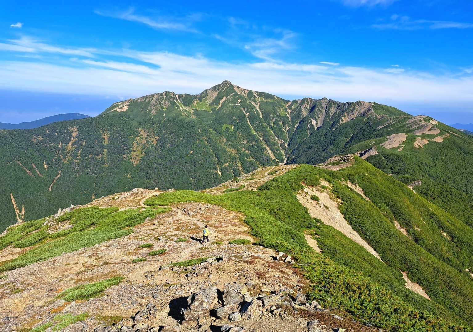 名残り惜しいですが、蝙蝠尾根を戻ります

塩見岳と蝙蝠尾根

塩見岳は、個人的には南からの容姿がいちばん好きです💕
