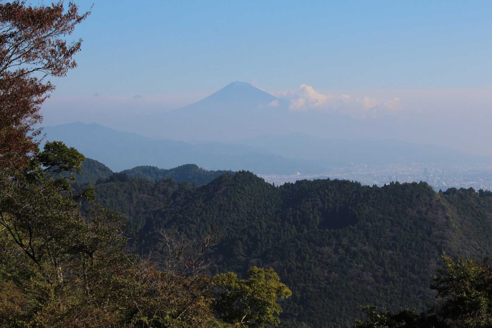東峰から望む本日の富士山