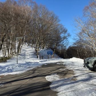 登山口の駐車場🅿️
5台くらい停められそうかな
歩いている時に追い越された車2台の方が準備中でした
