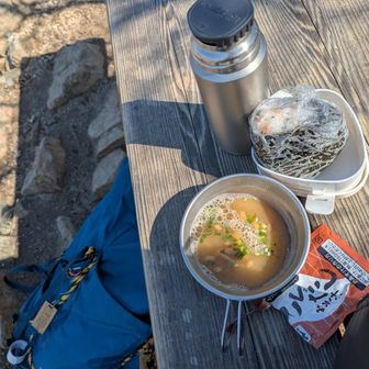 亀山峠のベンチで、
オレギリ🍙(混込みわかめ鮭)＋こくだし🥢