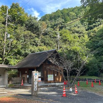 箕面ビジターセンターに出ました。こちらも無料駐車場がありますが、スペースは10台ほどと狭いです🅿️
写真の建物は🚻展示室は少し先です。週末はさまざまイベントも開催されている模様。