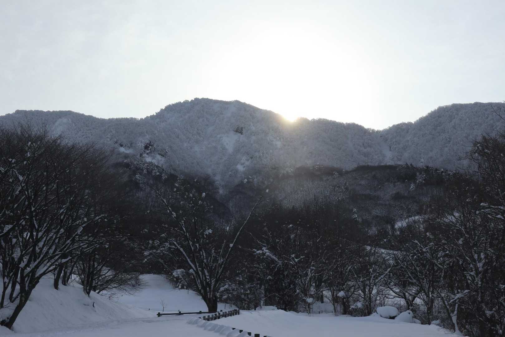 瀧山の肩からお日様が昇る。