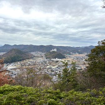 あの向こう山に見える白い建物は何ぞ？