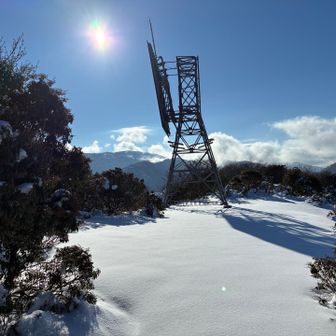 狗留孫岳山頂はバージンスノーです