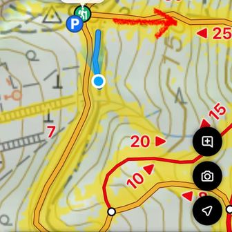 あ、間違えてますね。
赤い矢印方向に歩きたかったのに違う方向に行ってしまったので、仕切り直します。